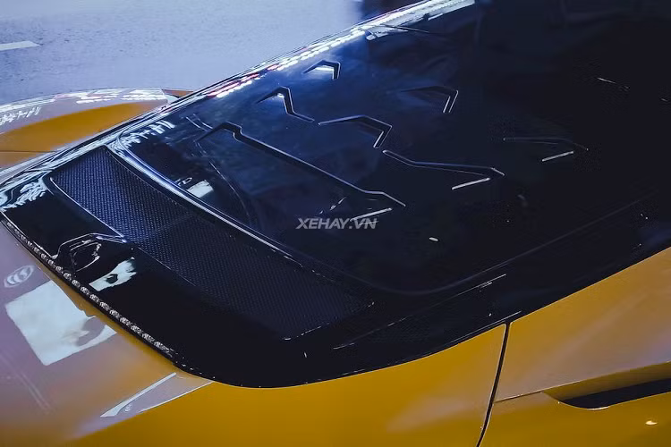 Khoang nội thất của chiếc Maserati MC20 này dùng tông màu đen chủ đạo, điểm xuyết bằng đường chỉ khâu màu trắng. Nhiều chi tiết làm từ sợi carbon bề mặt nhám như bảng điều khiển trung tâm, ốp vô-lăng, ốp trong cửa,.v.v… 