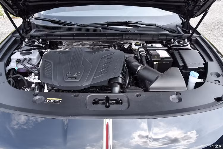 Sau cùng là hệ truyền động plug-in hybrid (PHEV) với động cơ xăng tăng áp 1.5 lít và mô-tơ điện, cùng hộp số E-CVT, sẽ tạo ra công suất tổng cộng 169 mã lực, giúp xe có chỉ số "ăn xăng" ấn tượng nhất so với 2 phiên bản còn lại khi có thông số 5,1 lít/100 km.