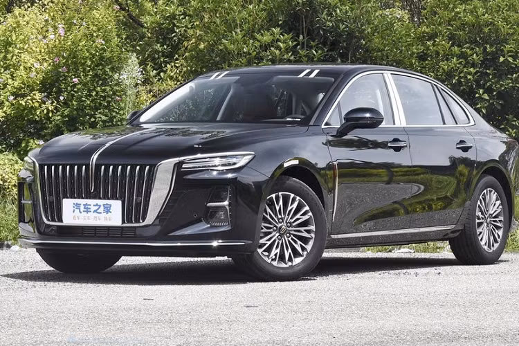 Tiếp đó, 2 bên viền lưới tản nhiệt của mẫu xe sedan Hồng Kỳ H5 2023 còn có các thanh mạ crôm cỡ lớn, nối từ dải đèn LED ban ngày xuống bên dưới vè trước, khiến chiếc xe mới tràn đầy khí chất, cũng như tạo ra điểm nhấn với hình chữ U kéo dài. Cuối cùng là 1 thanh nẹp crôm chạy giữa nắp capô xe đến logo của Hồng Kỳ H5.