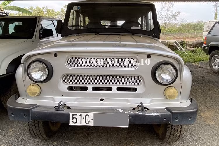 Hiện chiếc xe UAZ Hunter của Đặng Lê Nguyên Vũ được cất ở 1 garage để xe tại khu du lịch nổi tiếng tại tỉnh Đắk Lắk. Lần gặp mặt chiếc xe này mới nhất, có vẻ như đã lâu chiến binh này không được đưa vào sử dụng nên ngoại thất hay bên trong khoang lái bụi bám khá nhiều.