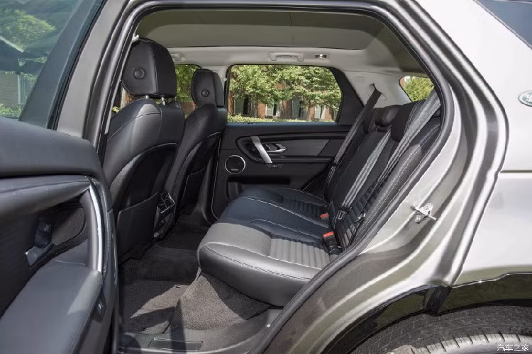 Tiếp đến, Land Rover Discovery Sport 2024 còn được trang bị hệ thống thông tin giải trí Pivi Pro2 mới nhất, sidebar có thể tùy chỉnh các chức năng thông dụng như điều khiển xe, media, âm lượng, nhiệt độ, dẫn đường… thuận tiện cho người dùng thao tác khi lái xe.