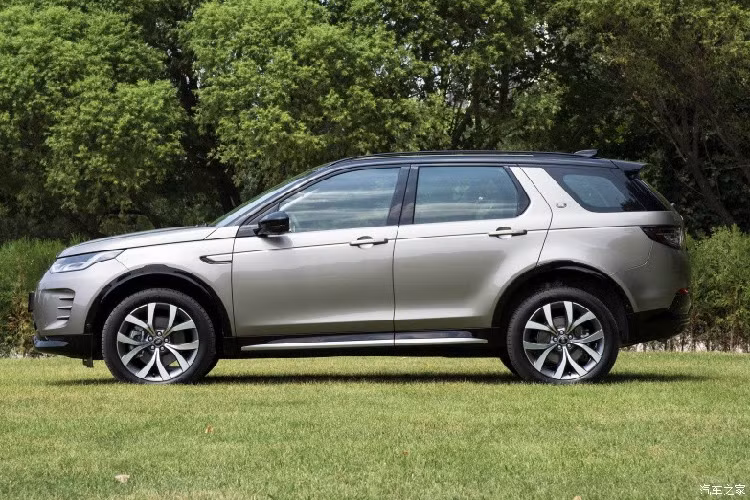 Hông và đuôi xe Land Rover Discovery Sport thế hệ mới không có nhiều thay đổi, các chi tiết trang trí màu bạc sáng được bổ sung ở viền hông thân xe, cánh lướt gió ở đuôi xe cũng được giữ lại.