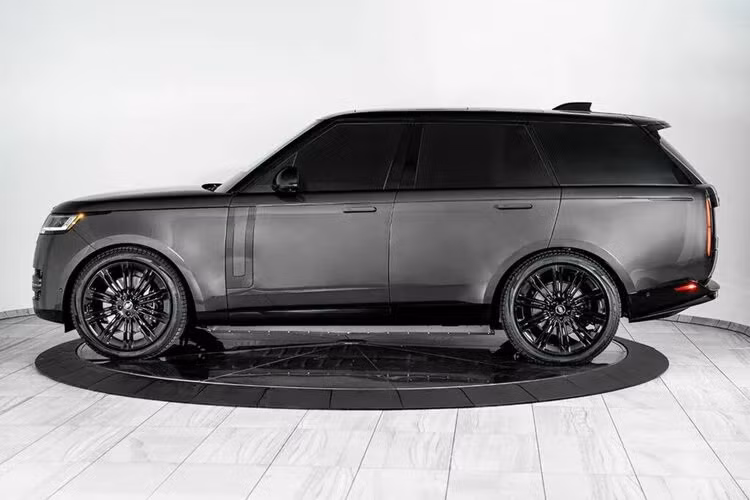 Theo như công bố, chiếc xe Range Rover 2023 chống đạn nhận được chứng nhận ở cấp độ CEN 1063 BR6 để có thể bảo vệ người ngồi trong xe khỏi đạn từ súng trường tấn công 7,62 mm. Nó cũng có thể chịu được hai quả lựu đạn cầm tay DB51 được kích nổ đồng thời từ bên dưới gầm xe.