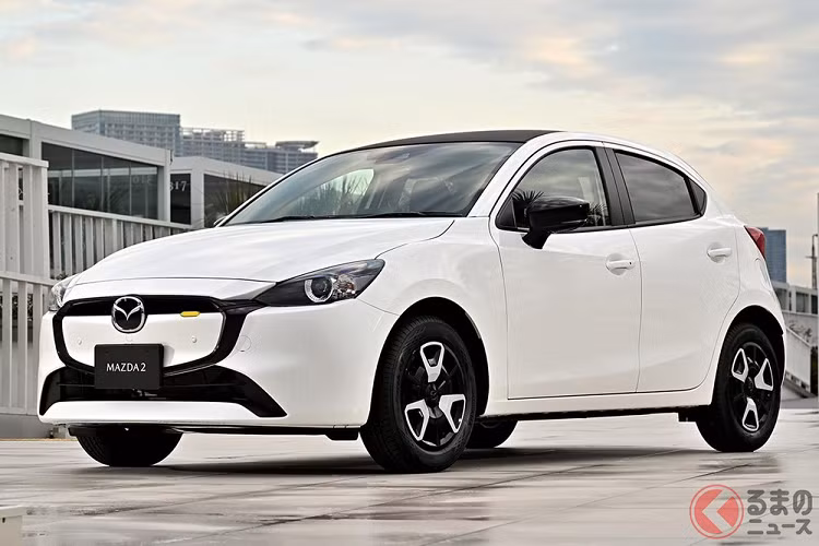 Giá xe Mazda2 2023 ở thị trường nội địa dao động từ 1,529 - 2,541 triệu Yên (khoảng 275 - 457 triệu đồng). Bước sang phiên bản mới, Mazda2 đã được thay đổi nhẹ trong thiết kế ngoại thất, chủ yếu tập trung ở khu vực đầu xe.