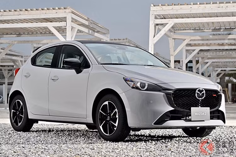 Trong khi đó, phiên bản Mazda2 15 Sport và 15 XD Sport+ sẽ được trang bị lưới tản nhiệt riêng, được thiết kế theo phong cách thể thao hơn. Lưới tản nhiệt của 2 phiên bản này có mắt lưới dạng mắt cáo và sơn màu đen với điểm nhấn màu đỏ.