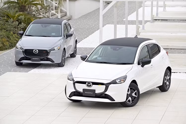 Hãng Mazda đã chính thức giới thiệu phiên bản mới của dòng xe Mazda2 2023 mới ở thị trường Nhật Bản. Đúng như thông tin rò rỉ, mẫu xe hạng B này sẽ có tổng cộng 5 phiên bản là 15 BD, 15 XD BD, 15 Sport, 15 XD Sport+ và 15 Sunlit Citrus.