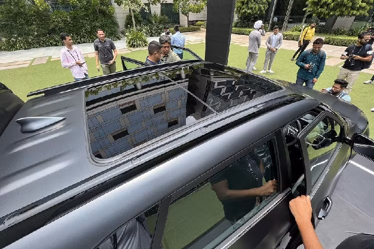 Đặc biệt, Kia Seltos 2024 ở thị trường Ấn Độ còn có 17 tính năng an toàn chủ động ADAS như cảnh báo tiền va chạm, cảnh báo điểm mù và hỗ trợ giữ làn đường. Bên cạnh đó là 6 túi khí tiêu chuẩn, hệ thống cảnh báo áp suất lốp, cân bằng điện tử và hỗ trợ khởi hành ngang dốc.