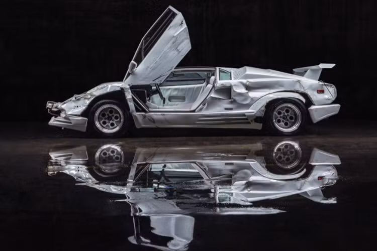 Cung cấp sức mạnh cho chiếc Lamborghini Countach 25th Anniversary này là khối động cơ V12 hút khí tự nhiên dung tích 5.2L, sản sinh công suất tối đa 455 mã lực và mô-men xoắn cực đại 500 Nm.