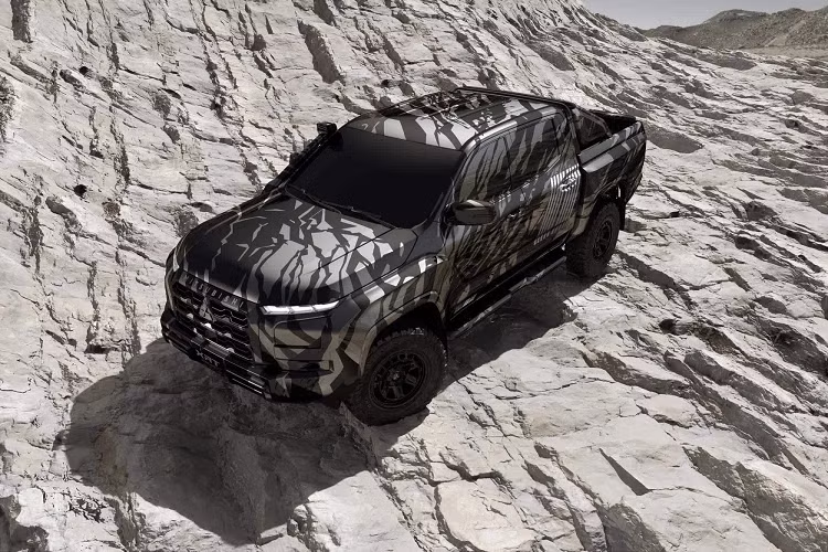 Mitsubishi Triton hiện hành là bản nâng cấp giữa vòng đời (facelift) của thế hệ Triton thứ 5, ra mắt tại Việt Nam từ cuối năm 2019. Tổng kết năm 2022, Triton là mẫu xe bán chạy thứ 2 tại phân khúc xe bán tải với doanh số 4.789 xe, xếp trên Mazda BT-50 (758 xe) và Isuzu D-Max (757 xe) nhưng đứng dưới Ford Ranger với 16.477 xe.