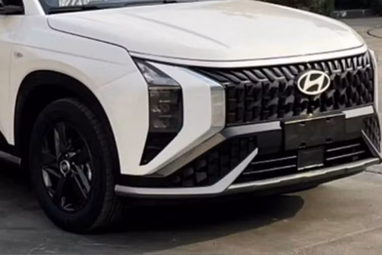 Ở phía sau, các nhà thiết kế của Hyundai đã tạo ra cụm đèn hậu hình chữ nhật bo tròn trải dài hết phần đuôi cho chiếc xe này, đồng thời thêm logo chữ cái thương hiệu Hyundai ở chính giữa, nếu là fan của Dodge, bạn có thể thấy đèn hậu này thực chất là dạng mở rộng và vuông vức.