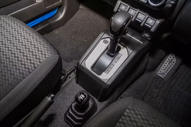 Xe vẫn có dẫn động 2 cầu với khóa vi sau chỉnh tay cạnh cần số. Đồng hồ hiển thị của xe dạng analog đi kèm TFT nhỏ ở giữa sau vô lăng. Bình xăng dung tích 40 lít. Công nghệ an toàn bao gồm: phanh ABS, EBD, BA, cân bằng điện tử, hỗ trợ lên/xuống dốc, 6 túi khí, cảnh báo va chạm phía trước, cảnh báo chuyển làn đường, cảnh báo xe phía trước di chuyển,...