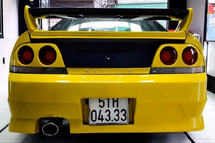 Nhưng đó chưa phải là tin sốc, cứ tưởng mức giá 3,3 tỷ đồng dành cho 1 chiếc xe thể thao Nissan Skyline R33 đã 30 năm tại Việt Nam là hoang tưởng nhưng mới đây, thông tin đã có khách mua lại chiếc xe hàng độc này đã khiến không ít người bất ngờ, và muốn biết ai đã dám chi mạnh tay cho đam mê xe JDM này, nhưng hiện tại, danh tính của người này vẫn được giữ bí mật.