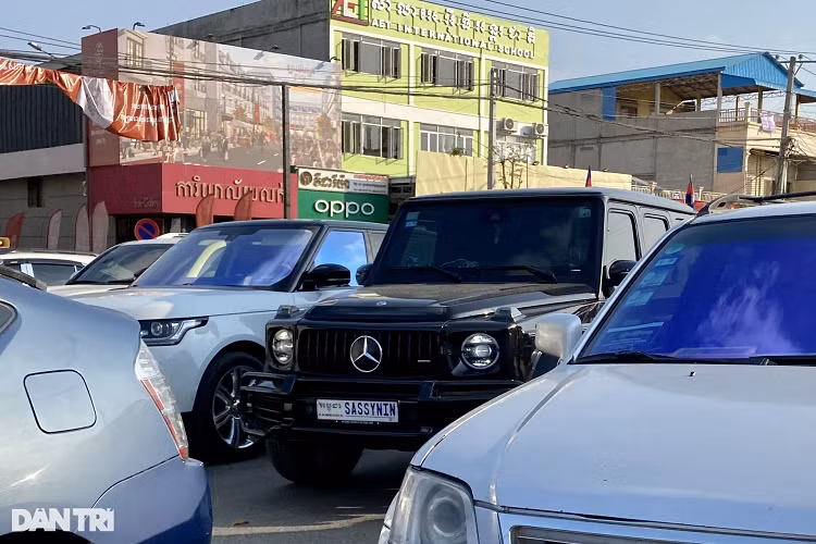 Giống như thị trường Việt Nam, Mercedes-AMG G 63 được giới nhà giàu Campuchia yêu thích và tin dùng với số lượng khá nhiều. Xe đang được phân phối chính hãng lẫn tư nhân ở nước ta với giá khoảng 10,9-13 tỷ đồng. Hiệu năng của Mercedes-AMG G 63 gây ấn tượng bởi cỗ máy V8 tăng áp kép 4.0L cho công suất tối đa 577 mã lực và lực kéo 850Nm, mang đến khả năng tăng tốc 0-100km/h trong 4,5 giây.