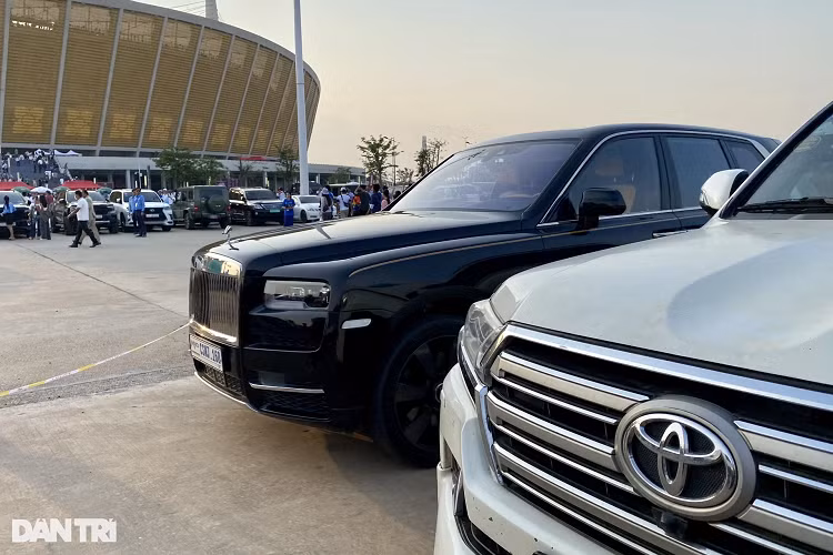 Bên dưới nắp ca-pô của mẫu SUV siêu sang này là cỗ máy V12 6,75 lít hút khí tự nhiên, cho công suất 563 mã lực và mô-men xoắn cực đại 850Nm, hộp số tự động 8 cấp kèm chức năng sang số bằng tín hiệu vệ tinh (để nhận diện địa hình). Cullinan tăng tốc 0-100km/h chỉ tốn 5,2 giây trước khi đạt vận tốc tối đa lên tới 250km/h.