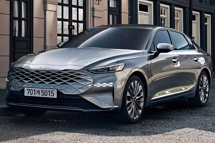 Việc Hyundai Grandeur thế hệ mới ra mắt thị trường Hàn Quốc vào cuối năm ngoái với thiết kế và trang bị lột xác càng đe dọa vị thế của Kia K8 ở thị trường nội địa. Đây có lẽ là một phần lý do khiến hãng Kia tung ra phiên bản cao cấp mới của dòng K8.