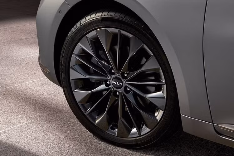 Ngoài ra, Kia K8 Signature Special 2023 dùng động cơ xăng 2.5L còn được trang bị vành la-zăng 19 inch màu tối. Nguyên nhân là bởi xe có hệ thống treo điều khiển điện tử tiêu chuẩn. Với hệ thống treo này, lực giảm chấn sẽ được điều chỉnh tự động theo điều kiện mặt đường và tình huống vận hành để tối ưu hóa cảm giác thoải mái của người ngồi trên xe.