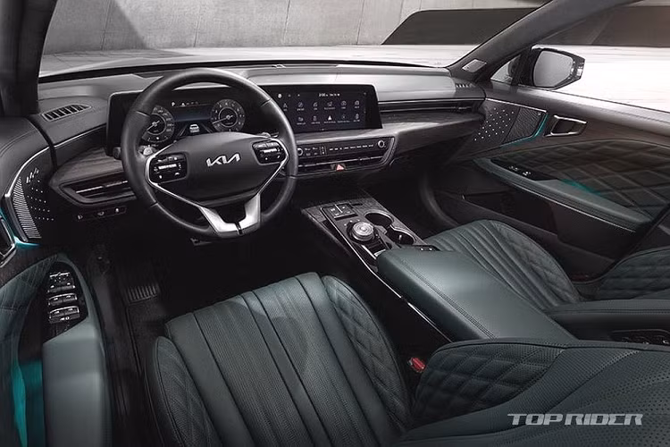 Trong khi đó, Kia K8 Signature Special Hybrid 2023 dùng vành hợp kim 18 inch. Bên trong Kia K8 Signature Special 2023 là không gian nội thất được bọc da màu xanh đậm Deep Green. Đây là màu nội thất dành riêng cho phiên bản này. Nếu muốn, khách hàng Hàn Quốc có thể chọn màu nội thất khác là nâu.