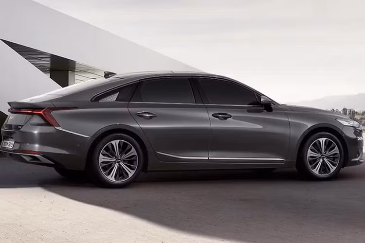 Chưa hết, Kia K8 Signature Special 2023 còn có gói trang bị an toàn Drive Wise tiêu chuẩn. Gói Drive Wise này mang đến hệ thống kiểm soát hành trình dựa trên định vị, hệ thống hỗ trợ lái trên cao tốc HDA 2, bao gồm tính năng hỗ trợ chuyển làn đường, và cảnh báo còn hành khách trên ghế sau.