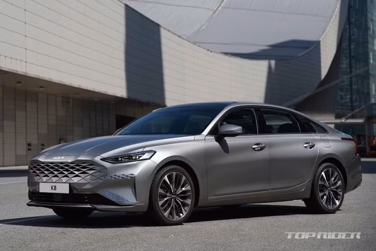 Kia K8 là mẫu sedan tiệm cận xe sang, tương tự Hyundai Grandeur ở thị trường Hàn Quốc. Thế hệ mới của mẫu xe này đã chính thức trình làng tại Hàn Quốc vào đầu năm 2021. Sau 2 năm, hãng Kia K8 Signature Special 2023 mới âm thầm ra mắt nhằm tăng sức hấp dẫn.