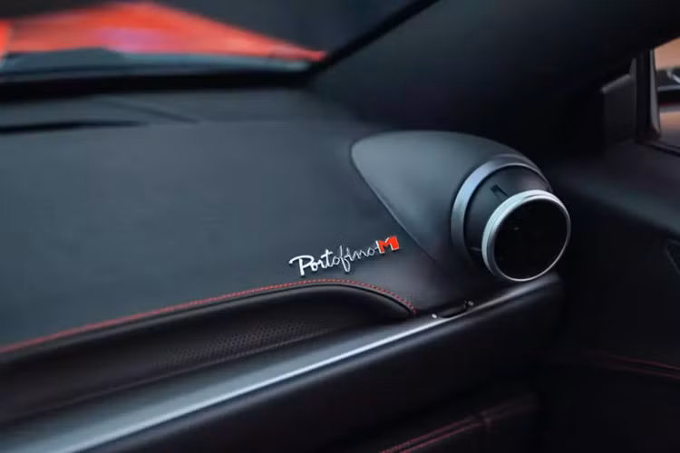 Nội thất của siêu xe mui trần Ferrari Portofino M đầu tiên về Việt Nam vẫn sở hữu phong cách 2+2 đặc trưng với 2 hàng ghế sau chỉ phù hợp cho trẻ em ngồi. Thêm vào đó là những trang bị đáng chú ý như màn hình cảm ứng kích thước 10,25 inch trên bảng táp-lô, vô-lăng tích hợp các nút chức năng và một màn hình phụ.