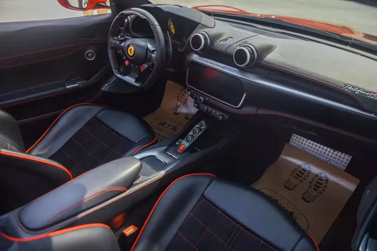 Lưới tản nhiệt của Ferrari Portofino M được thêm các thanh nhôm dọc. Cũng giống như đàn anh, Ferrari Portofino M thay đổi nhiều nhất ở đuôi xe so với Ferrari Portofino với cản va sau thiết kế lại hoàn toàn, phù hợp với ống xả đã được tinh chỉnh nhằm mang đến âm thanh thú vị hơn.