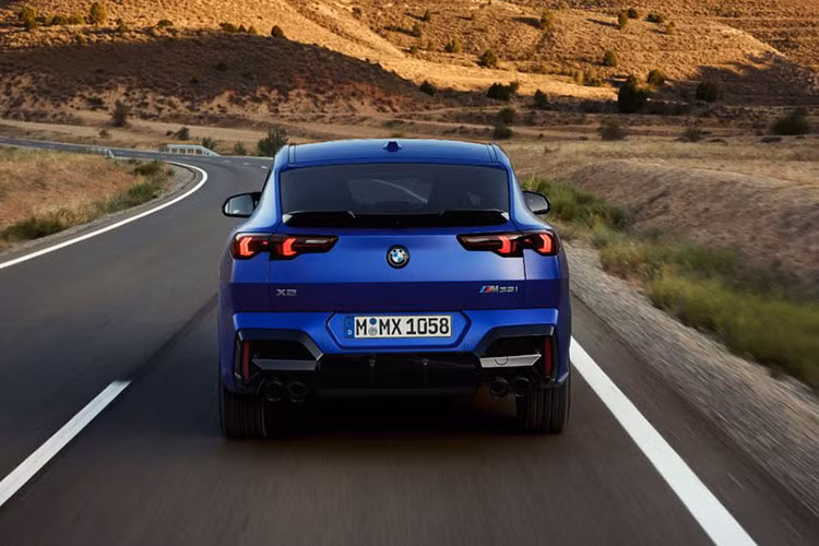 Mẫu xe SUV BMW X2 2024 này được áp dụng ngôn ngữ thiết kế tương đồng với những mẫu xe đàn anh khác như X5 hay X6. Điều này được thể hiện qua lưới tản nhiệt hình quả thận cỡ lớn và cụm đèn pha gọn gàng, tích hợp hai dải đèn LED định vị ban ngày bên trong.