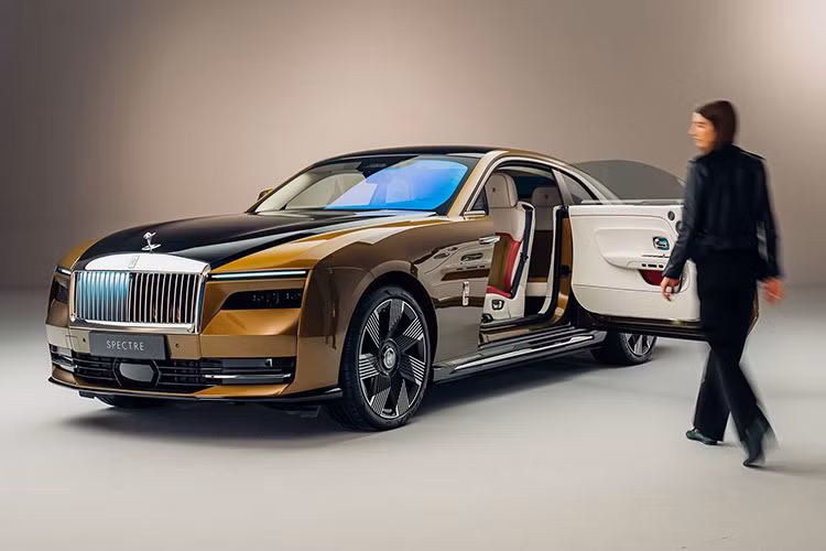 Ban Rolls-Royce Spectre dien kiem loi, khach hang bi hang... cam cua