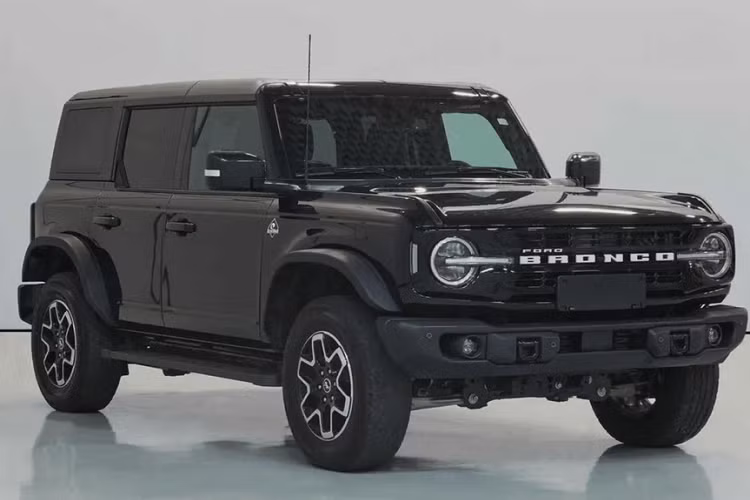 Dựa trên danh mục xe mới đã xin giấy phép từ Bộ Công nghiệp và Công nghệ thông tin (MIIT), giới truyền thông Trung Quốc đã nhận ra, Ford Bronco 2023 mới, chiếc SUV địa hình cỡ nhỏ đã được đăng ký và dự kiến sẽ bán chính hãng vào năm sau. Những hình ảnh này cho thấy, ngoại thất của phiên bản sản xuất tại Trung Quốc giống với bản quốc tế.