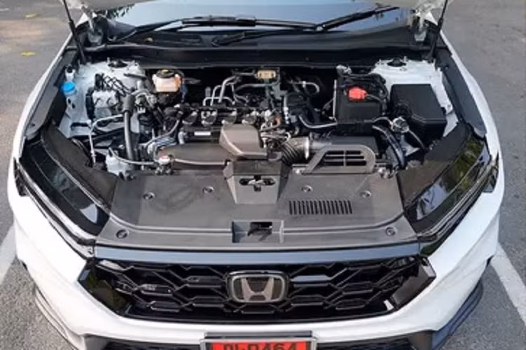Tất cả phiên bản Honda CR-V thế hệ 6 đều trang bị Hệ thống an toàn chủ động Honda SENSING bao gồm 6 tính năng: Hệ thống phanh giảm thiểu va chạm (CBMS). Hỗ trợ giữ làn đường (LKAS). Giảm thiểu lệch làn và Cảnh báo chệch làn đường (RDM with LDW). Điều khiển hành trình thích ứng hỗ trợ dải tốc độ thấp (ACC with LSF)