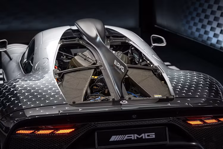 Kết hợp 4 bộ mô-tơ điện: 1 ở trục khuỷu (MGU-K), 1 ở turbo khí xả (MGU-H) và 2 ở cầu trước (MGU-FL/MGU-FR). Công suất lần lượt của các mô-tơ điện là 163 mã, 122 mã và 326 mã lực. Tổng công suất của Mercedes-AMG ONE đạt 1.063 mã lực và hộp số tự động 7 cấp hoàn toàn mới tích hợp khóa vi sai.
