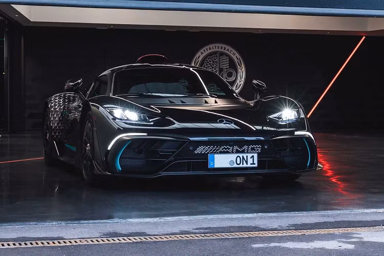 Đã hơn 5 năm kể từ khi Mercedes-AMG giới thiệu concept Project One tại Triển lãm ô tô Frankfurt nhưng phải đến tháng 6/2022 Mercedes-AMG ONE mới có thể bỏ đi chữ "project" và bàn giao phiên bản thương mại đến khách hàng. Có thể thấy, Mercedes-AMG ONE 2023 mới là dự án quan trọng của AMG.