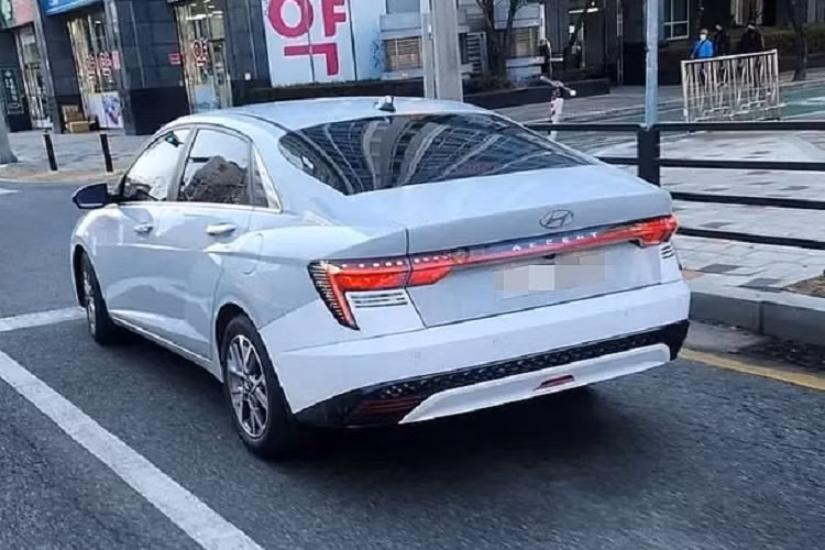 Về động cơ, Hyundai Accent 2024 tại thị trường Ấn Độ sẽ có 2 tùy chọn động cơ xăng 1.5L: Động cơ 1.5L hút khí tự nhiên, công suất 115 mã lực và mô-men xoắn cực đại 144 Nm. Đi cùng hộp số sàn 6 cấp hoặc hộp số vô cấp IVT. Động cơ 1.5l turbo công suất tối đa khoảng 160 mã lực và mô-men xoắn cực đại 260 Nm. Đi cùng hộp số sàn 6 cấp hoặc hộp số ly hợp kép 7 cấp.