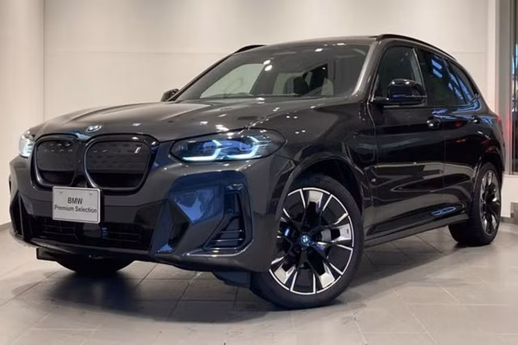 Quan trọng hơn, mẫu crossover này có phạm vi hoạt động lên đến 460 km theo chu kỳ thử nghiệm WLTP. Nhờ bộ sạc nhanh 150 kW, xe có thể di chuyển được quãng đường 100 km sau 10 phút sạc. Với bộ sạc ở nhà BMW Wallbox 11 kW, để sạc đầy từ 0-100% cần mất khoảng 7,5 giờ. 