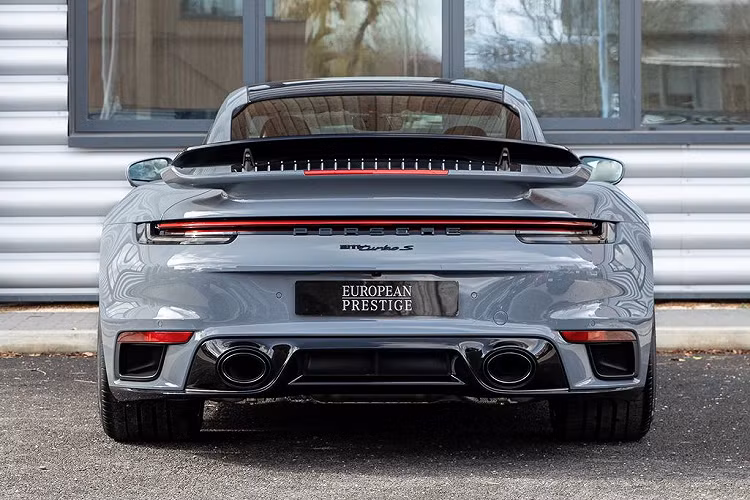 Sức mạnh động cơ của xe thể thao Porsche 911 Turbo S đời 992 sẽ kết hợp cùng hộp số tự động 8 cấp và dẫn động 2 cầu, nhờ đó, mẫu xe thể thao tốc độ này có thể tăng tốc từ vị trí xuất phát lên 100 km/h chỉ trong thời gian 2,7 giây khi đi kém gói SportChrono, trước khi đạt tốc độ tối đa là 330 km/h.