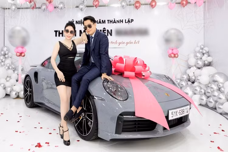 Mới đây, thông tin vợ chồng đại gia thẩm mỹ Hải Dương tậu chiếc xe thể thao tốc độ Porsche 911 Turbo S thế hệ 992 đã nhận được nhiều sự quan tâm của giới mê xe trong nước. Lý do là số lượng dòng xe Porsche 911 Turbo S thế hệ mới tại Việt Nam chỉ mới có hơn 6 chiếc, khách hàng mua xe đều là những tay chơi.