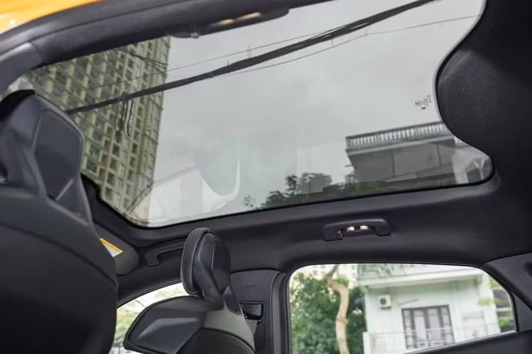 Chiếc trong bài sở hữu màu sơn ngoại thất vàng năng động. Ford Mustang Mach-E GT có chiều dài 4.739 mm, rộng 1.881 mm, cao 1.621 mm và trục cơ sở 2.984 mm.