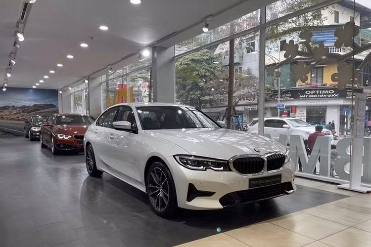 Như vậy, giá bán của 3-Series hiện đã thấp hơn đối thủ trực tiếp là Mercedes-Benz C-Class (1,709-2,199 tỷ đồng. Thậm chí, giá bán của mẫu xe này hiện còn thấp hơn một số cái tên thuộc phân khúc bình dân như Toyota Camry 2.5Q (1,405 tỷ đồng).