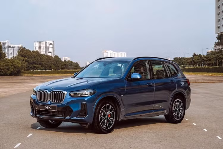 Loạt xe sang BMW đại hạ giá tại Việt Nam đầu tiên phải kể đến là 3-Series, mẫu sedan này được giảm từ 20-70 triệu đồng. Ba phiên bản 320i Sportline, 320i M Sport và 330i M Sport có giá bán mới lần lượt là 1,349 tỷ đồng, 1,529 tỷ đồng và 1,649 tỷ đồng.