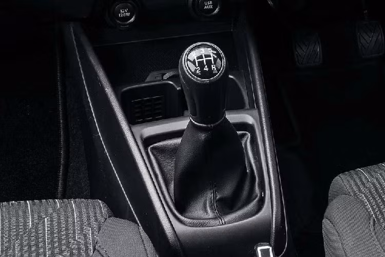 Dù ở phiên bản nào, Toyota Rumion 2023 ở thị trường Nam Phi cũng dùng động cơ xăng 4 xi-lanh, dung tích 1.5L của Suzuki Ertiga. Động cơ này tạo ra công suất tối đa 103 mã lực và mô-men xoắn cực đại 138 Nm. Sức mạnh được truyền tới bánh thông qua hộp số sàn 5 cấp hoặc tự động 4 cấp. Lượng xăng tiêu thụ trung bình của xe là 6,2 lít/100 km.