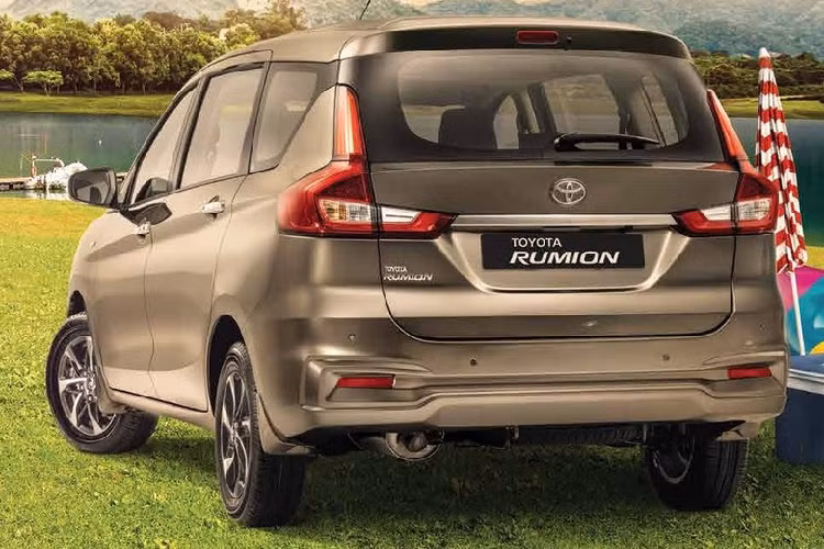 Tại thị trường Nam Phi, mẫu MPV này có tổng cộng 3 phiên bản, bao gồm tiêu chuẩn, SX và TX. Trong đó, bản tiêu chuẩn chỉ sở hữu những trang bị như vành thép 15 inch, điều hòa chỉnh tay, bảng đồng hồ với màn hình đa thông tin, cảm biến đỗ xe phía sau, 2 túi khí, hệ thống chống bó cứng phanh ABS và trợ lực phanh BA.