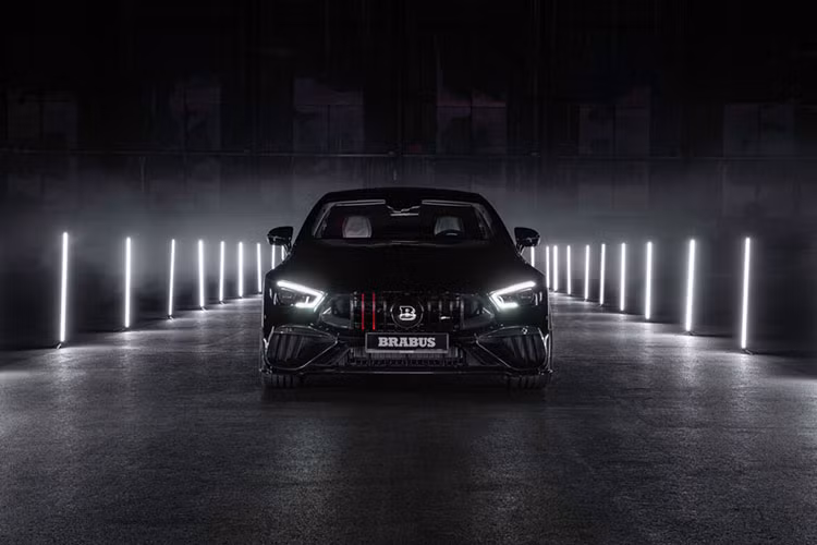 Mức giá xe Brabus 930 bán ra khoảng 323.435 euro (khoảng 8,2 tỷ đồng), chưa bao gồm thuế phí. Xe được bảo hành 3 năm hoặc 100.000 km, tuỳ điều kiện nào đến trước.