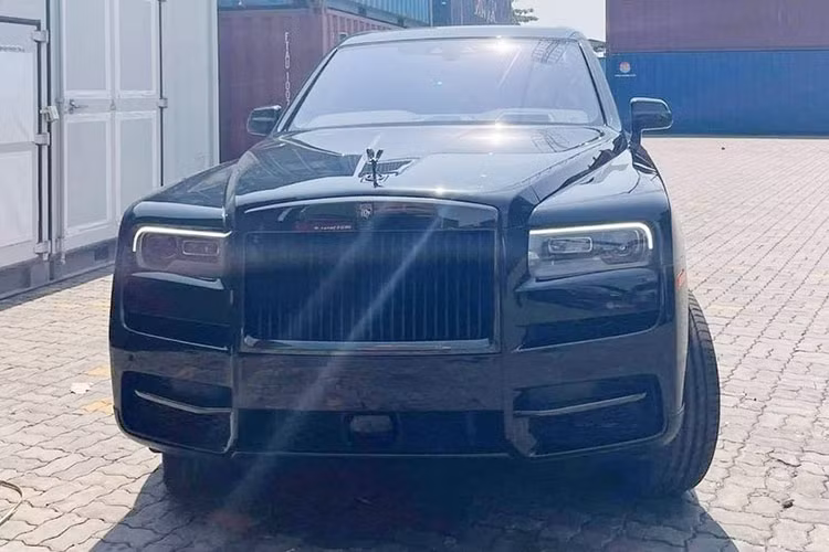 Ngoài chiếc SUV hạng sang Mercedes-AMG G63 hơn 11 tỷ bị bỏ rơi này, ở cảng Hải Phòng còn có xe siêu sang Rolls-Royce Cullinan trị giá khoảng 40 tỷ đồng và Mercedes-Benz GLS 63 hơn 10 tỷ khác cũng đã được Chi cục Hải quan cửa khẩu cảng Đình Vũ phát thông báo tìm chủ. 