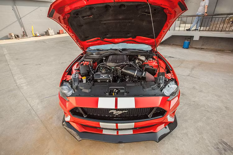 Phiên bản độ Hennessey Heritage Edition Mustang được trang bị body kit bằng sợi carbon bao gồm cánh lướt gió phía trước, nẹp sườn và cả cánh gió đuôi, la-zăng xe mới có kích thước 20 inch, 9 chấu sơn màu nhám đi cùng phanh Brembo và lốp Michelin Pilot Sport Cup 2.