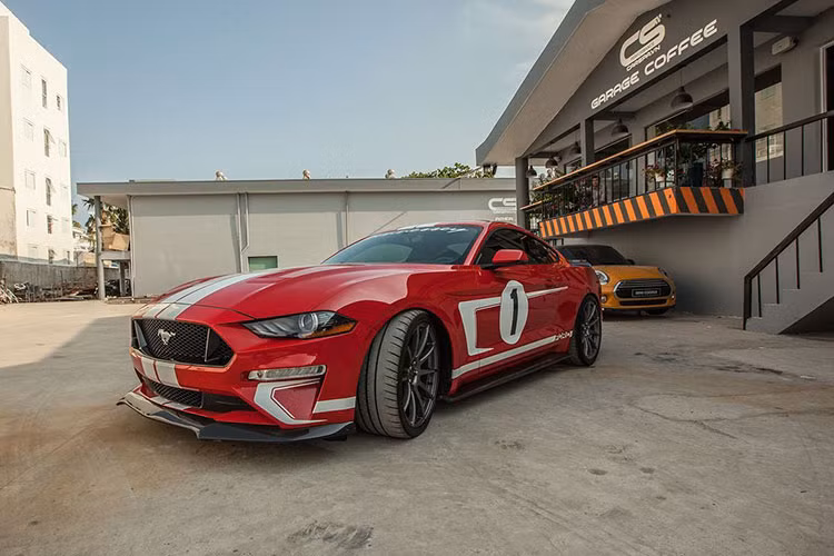 Nhờ động cơ được độ khủng mà Hennessey Heritage Edition Mustang chỉ mất khoảng 3,4 giây để tăng tốc từ vị trí xuất phát lên 100 km/h trước khi đạt tốc độ tối đa trên 322 km/h. Đây là một con số "khủng khiếp" trên mẫu xe thể thao, vì nó còn cao hơn cả các siêu xe.
