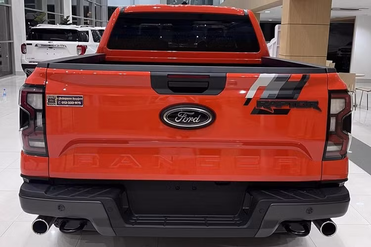 Dòng xe Ranger Raptor 2023 hiện đã được nhiều đại lý Ford ở Đông Nam Á ra mắt cho khách hàng từ khá sớm, điều này đã khiến cho vài người Việt muốn trải nghiệm mẫu xe hiệu suất cao và chiến hơn của Ford Ranger thế hệ mới đang bán trong nước phải chấp nhận mua xe mang biển số Campuchia.