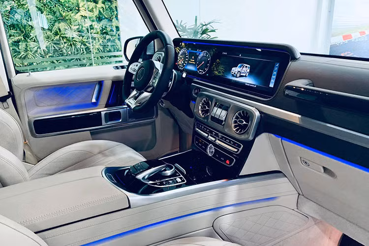 Ở bên trong cabin, chiếc SUV Mercedes-AMG G63 thế hệ mới sở hữu nội thất màu sáng sang trọng. Bên cạnh đó là nhiều chi tiết trong khoang lái được xử lý bằng sợi carbon thay vì kim loại đánh bóng hay nhựa. Xe sử dụng vô lăng 4 chấu với kiểu dáng thể thao, làm từ chất liệu cao cấp nhằm mang đến cho người dùng cảm giác cầm nắm tốt nhất.