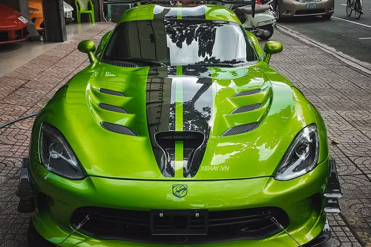 Trở lại với chiếc Dodge SRT Viper ACR thế hệ thứ 5 đầu tiên về Việt Nam, xe được đưa về nước thông qua đại lý nhập khẩu tư nhân và thuộc phiên bản đặc biệt Snakeskin ACR Edition chỉ được sản xuất với số lượng giới hạn 31 chiếc trên toàn cầu.