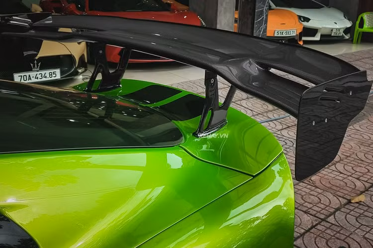 Cung cấp sức mạnh cho Dodge SRT Viper ACR động cơ V10, dung tích 8.4L không sử dụng tăng áp nhưng có thể cho ra công suất tối đa 645 mã lực và mô-men xoắn cực đai 813 Nm. Đi kèm với đó là hộp số sàn 6 cấp Tremec TR6060 với tỷ số truyền động cũng như cải thiện 50% độ cứng xoắn so với Dodge Viper ACR thế hệ thứ 4. 