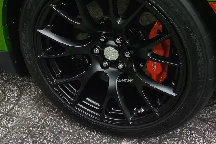 Mặc dù sở hữu ngoại hình đậm chất xe đua nhưng bên trong cabin Dodge SRT Viper ACR vẫn rất tiện nghi. Nội thất xe sử dụng chất liệu da lộn với một số chi tiết làm bằng sợi carbon nhằm giảm trọng lượng cho xe. “Rắn độc” được trang bị màn hình giải trí trung tâm kích thước 8,4 inch.