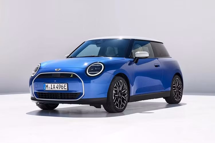 Không chỉ Countryman, hãng Mini còn vén màn cả thế hệ mới của dòng xe điện Cooper Electric. Ở thế hệ mới, Mini Cooper Electric 2024 mới tiếp tục sở hữu thiết kế hatchback 3 cửa. Tuy nhiên, xe được áp dụng phong cách thiết kế hoàn toàn mới, được hãng Mini miêu tả bằng cụm "cắt giảm tối đa xuống những gì cần thiết".